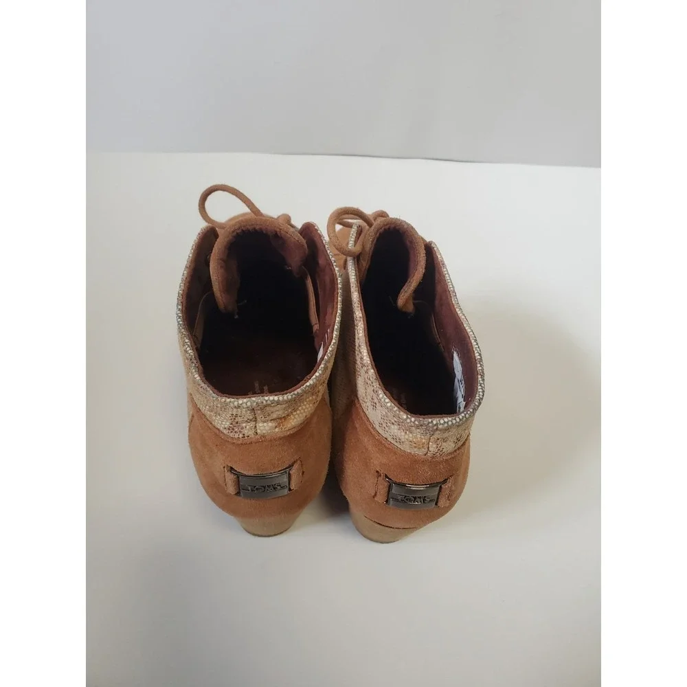 Toms Desert Wedge Booties Brown Suede Flower Detail Size 7.5